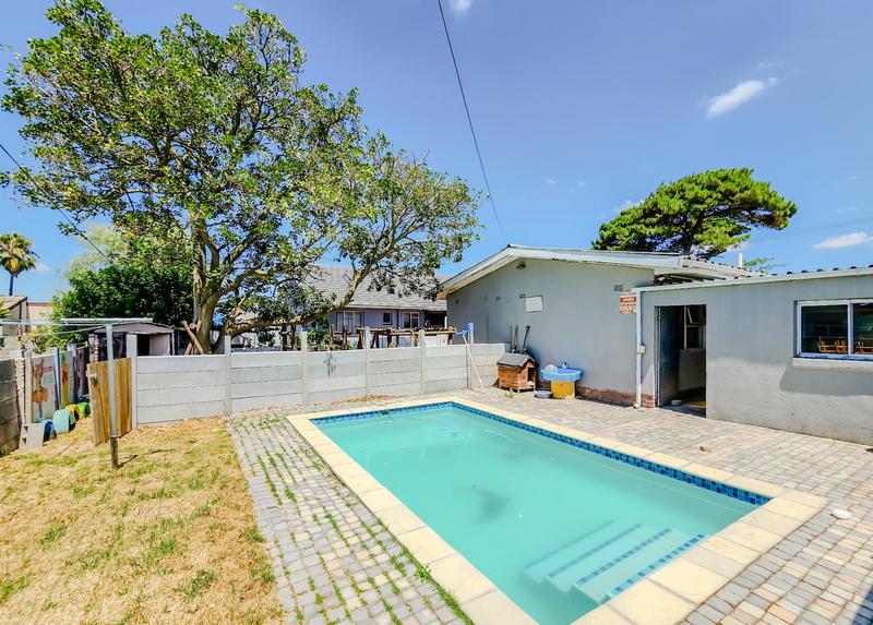 4 Bedroom Property for Sale in Peerless Park North Western Cape